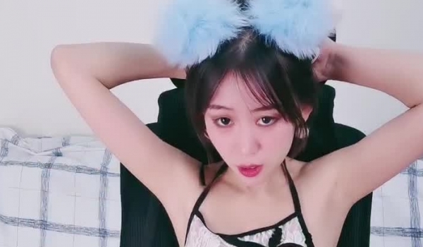 情趣肚兜开档内裤，气质美女米拉自慰啪啪，振动棒抽插无毛骚穴，大屌炮友骑乘爆操，高潮多次喷水很耐操