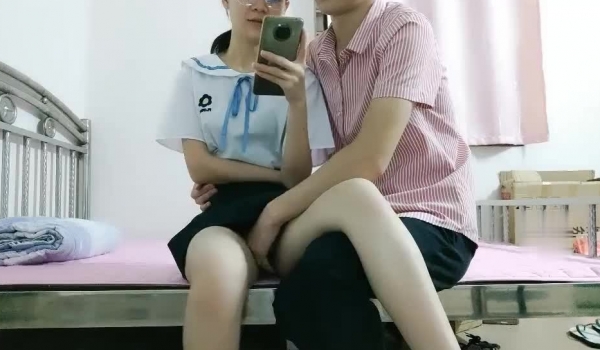 读大三的表妹一放假就来工厂找我玩