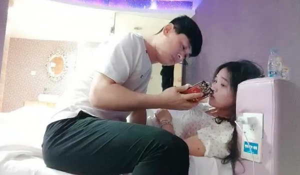 【全网寻花约良家】，情趣酒店，泡良大佬约操良家少妇，毫无风尘气，鸳鸯浴，近景插穴，69后入，精彩