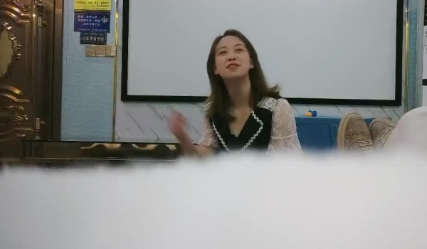 一代炮王，完整版未流出，【山鸡岁月】，按摩店里来了漂亮妹子，2500忽悠出来开房，半泡良半嫖娼