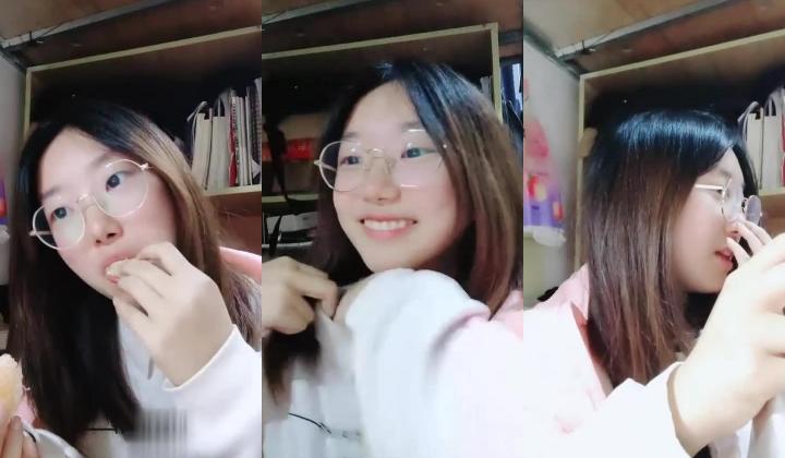 学生妹在宿舍，【安安宝贝】，清纯眼镜小姐姐，外表乖乖女，私下很淫荡，三点全露上下都粉嫩很棒