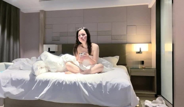 最新泡良大作【白嫖探花&技术博主】， 第二场，巨乳小妹，凌晨1点继续搞了个第二炮就吃饭陪妹子聊天
