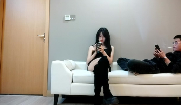 【赵探花】极品00后学妹，168CM大长腿，穿着高筒靴操逼，埋头吃大屌，侧入激情爆操