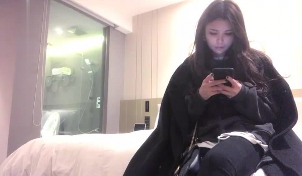 小宝寻花约了个颜值不错黑衣妹子酒店啪啪，洗完澡口交舔弄上位骑坐自己动猛操