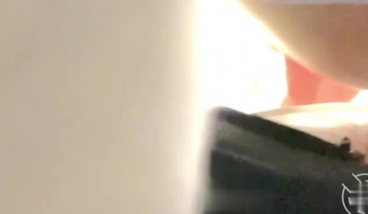 征服21岁叛逆表妹 第一次后入插表妹 表妹的逼很浅，所以很容易插得深 从下面的视角拍后入真的难拍
