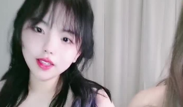 诱人大奶子姐妹花这次全部露脸大秀直播，嫩逼大肥臀叠起来掰开逼给狼友看小洞洞，淫声荡语揉奶玩逼精彩