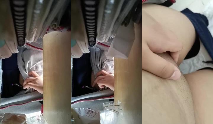 真实校园课堂【一条小圆圆】数学课上乳夹裸露，下课厕所撒尿自慰，偷拍同学上厕所未遂真遗憾
