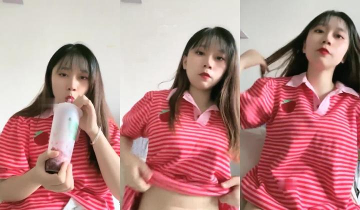 极品大学生，【蔓蔓】，暑期实习，兼职文员，下班了到公厕尿尿，停车场无人处自慰，玩得就是这一份心跳