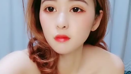 颜值很高的御姐少妇，白虎逼很性感开档丝袜给小哥口交大鸡巴，样子好骚让小哥对着镜头后入爆草，呻吟可