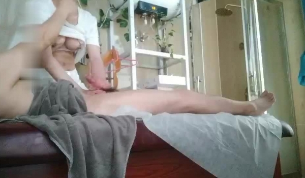 眼镜猥琐老哥又来保健嫩妹推屁股，发红包让妹子打飞机这回还让舔奶子，边摸奶边撸高潮射精