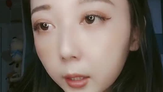 纯纯的妹妹露脸从床上玩到厨房，性感的睡衣厨房里的女仆，完美身材漏着奶子逼里塞着跳弹说着淫荡的话