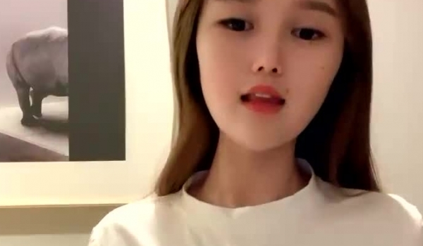 长相清纯卡哇伊新人萌妹子小尺度全裸诱惑，好身材撩起衣服露美乳，跪在沙发上翘屁股扭动，揉捏奶子掰穴