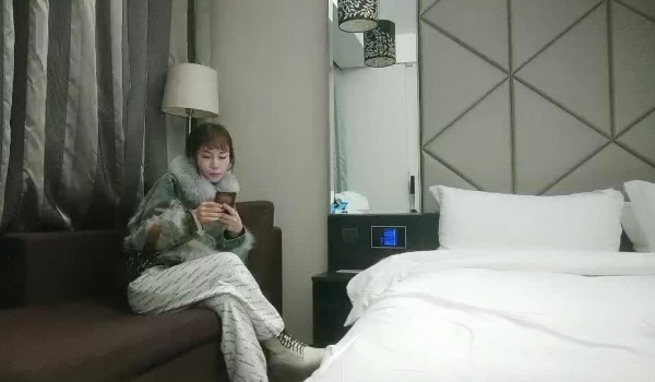 利利坚辛苦高品质探花，深夜网约外围妹子，脱掉衣服互摸调情，屁股磨蹭舔屌，大屁股套弄后入撞击猛操