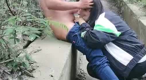 偷情男女户外激情，全程露脸一路驾车找个没人的地方激情啪啪，口交大鸡巴各种体位就是草，无套激情直接内射