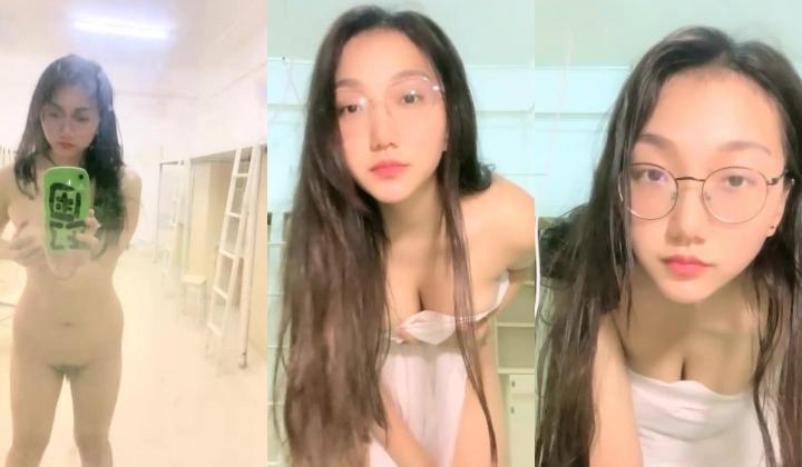 青春靓丽19岁，【小野猫】，G奶学妹~女生宿舍偷播~天然巨乳~沐浴掰穴柔逼，阴毛浓密水汪汪