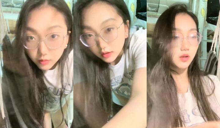 青春靓丽19岁，【小野猫】，G奶学妹~女生宿舍偷播~天然巨乳~沐浴掰穴柔逼，阴毛浓密水汪汪