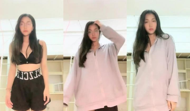 青春靓丽19岁，【小野猫】，G奶学妹~女生宿舍偷播~天然巨乳~沐浴掰穴柔逼，阴毛浓密水汪汪