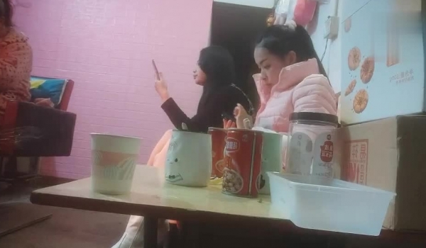 横扫街头炮王佳作，【老王探花】，穿梭大街小巷，几百块干一天，小媳妇骚少妇大姐姐/搞沐足按摩女