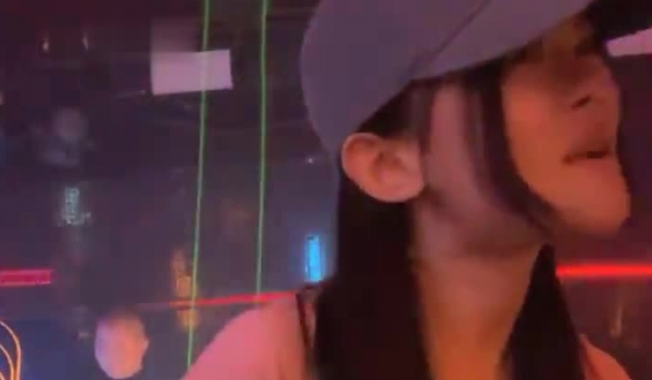 【03年安琪拉】酒吧嗨喝醉厕所全裸狂吐酒店开房自慰多么激情四射的一夜，刺激！