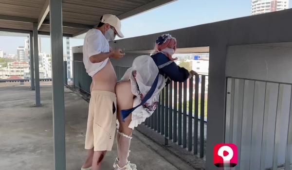 【极品反差 ️学妹】樱花小猫 约个洛丽塔妹妹去天台拍写真 兽欲上头光天化日露出操穴 超刺激后入好