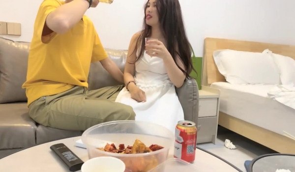 【瘦猴先生探花】专约良家小骚货，吃饱喝足大干，扒掉衣服骑脸吃屌，各种姿势轮番猛怼