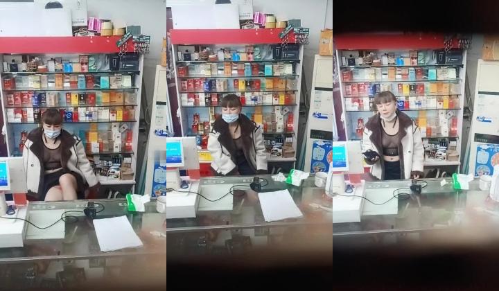 极度风骚的超市老板娘，露脸在店里发骚，逼里塞跳蛋透明衣服面对顾客漏出好刺激，揉奶玩逼自慰高潮喷水