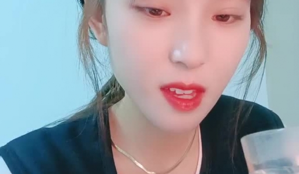 超美颜值女神，炮友没在自慰，外表清纯脱掉衣服一脸骚，振动棒抽插肥穴，进进出出浪叫，手指扣入搞得很