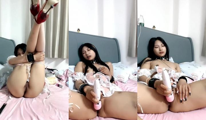 丝袜露脸新来的小骚货镜头前大秀直播诱惑狼友，表情好骚按摩棒自慰阴蒂，道具抽插骚穴特写，浪叫呻吟不