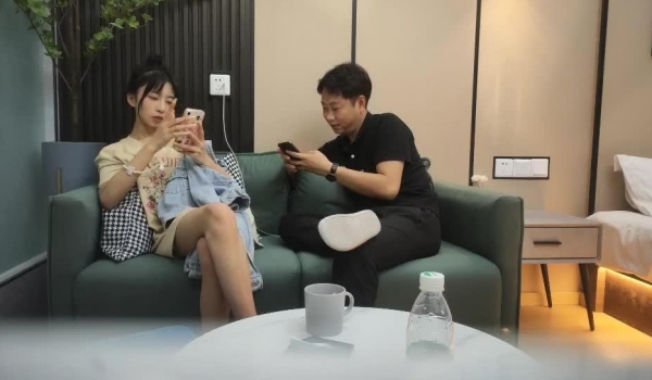 【锤子丶探花】青春美少女，80多斤纤细美腿，高清拍摄超近视角，骑乘抽插站立后入