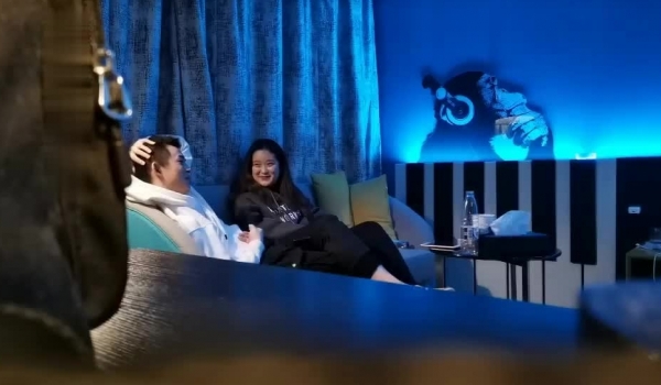 新人《秦总午夜探花》酒店约炮 素质颜值舞蹈系学生妹口交操逼服务不错