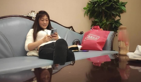 【我有一台拖拉机】，胖子回归，专攻高质量美少妇，妩媚温柔，2000人民币换来销魂一刻，人气爆棚香