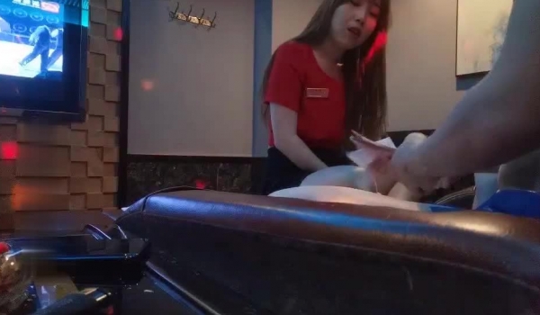 魔都搭讪达人 专业勾搭忽悠 【小冬瓜啊】足浴小少妇架不住金钱诱惑 酒店开房做爱 白嫩风骚主动 高