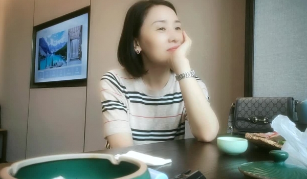 【良家故事】良家收割机，气质美人妻，小学英语老师，短发很有韵味，聊天中被强制推倒舔逼干炮