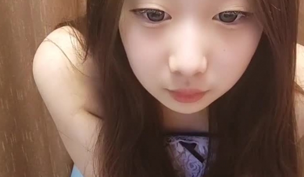眼神清澈【小淘气图图】道具自慰~白丝足交~无套啪啪内射~声音很酥和她的气质很搭