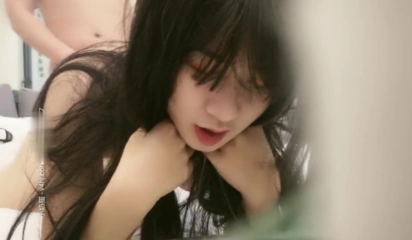 李总精品探花，大学骚妹宾馆内打牌输了肉偿抵债，让小哥哥轮流玩弄，口交大鸡巴抠逼吃奶，各种体位爆草