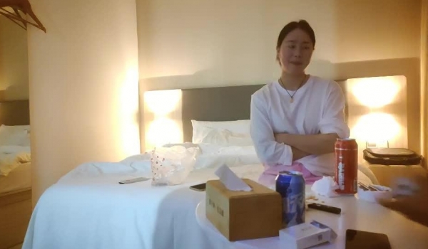 猥琐大叔星级酒店开房现场直播高价约了个饥渴兼职美少妇啪啪 互舔调情骑乘69后入干得直叫受不了