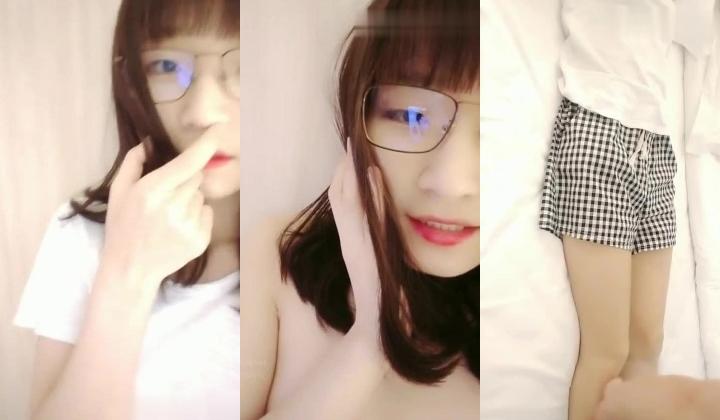 坐标杭州萧山区 【淫乱眼镜娘】大二学生妹勾搭技师，主动要求按摩酥胸，嫩的出水近距离拍摄小穴