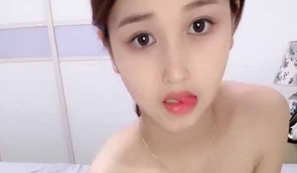 最甜美的校花，【晓意】校花和完美咪咪闺蜜，超想射，极品桃子奶，少女胴体展示