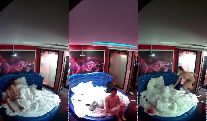 未流出过的【绝版360】主题酒店独享台秃顶哥出差约少妇网友见面开房晚上搞到中午貌似干了几次