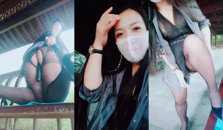 刺激的户外主播开档黑丝高跟在公园内大秀直播，漏出骚奶子真空装逼逼里夹着大黑牛自慰，人来人往精彩又