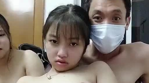年轻的小姑娘跟渣男玩4P，全程露脸大秀直播，口交大鸡巴听狼友指挥被两个小哥各种玩弄骚穴，草嘴淫声