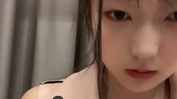 清纯在校生！超级可爱~【反差宝宝】下课后来直播了~超骚！凌乱的阴毛，粉嫩的小奶子~