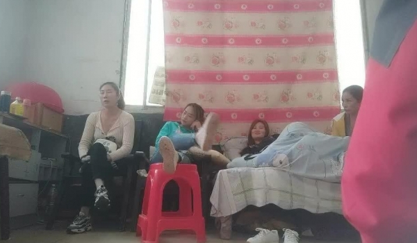 嫖鸡不戴套《农民工探花》鸡窝所有小姐都干遍了唯独粉衣价高妹子没干等她好久连干她两场好生猛下下到底