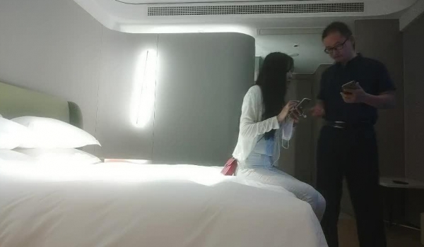 【曹老汉探花】178长腿车模，疫情缺钱下海兼职，温柔妩媚真女神，后入啪啪乳浪翻滚，精彩佳作