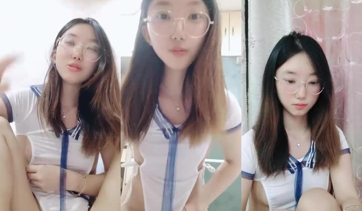 【安安宝贝】，清纯眼镜学妹，暑假在家偷偷播，看着外表是个乖乖女，脱光了骚气逼人