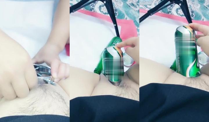 周晓琳妹妹的无敌大骚逼让大哥玩弄，可乐啤酒易拉光统统往逼里塞，尿道里插管子喷尿，扩阴器撑开骚逼尿