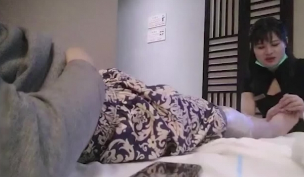 探访按摩店 正规足浴店掏出鸡巴给技师看，强行要少妇帮忙打飞机!