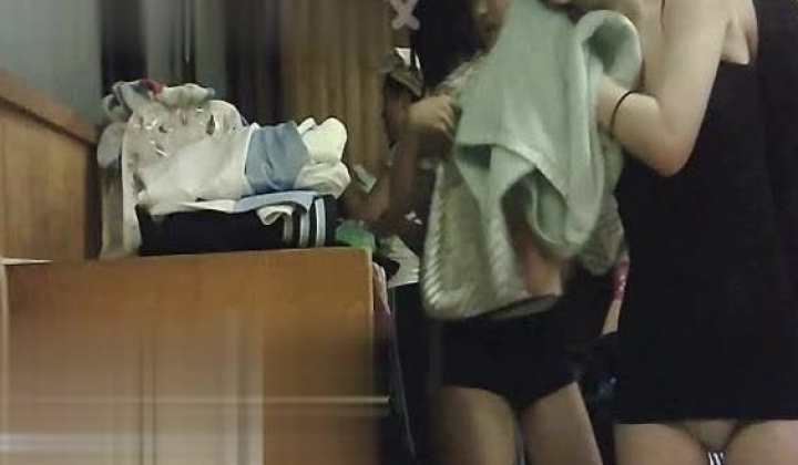 盗拍大神【天真烂漫】校园活动室女生换衣室内真实偸拍一群妙龄妹子换衣服好多嫩嫩的身体太哇噻了