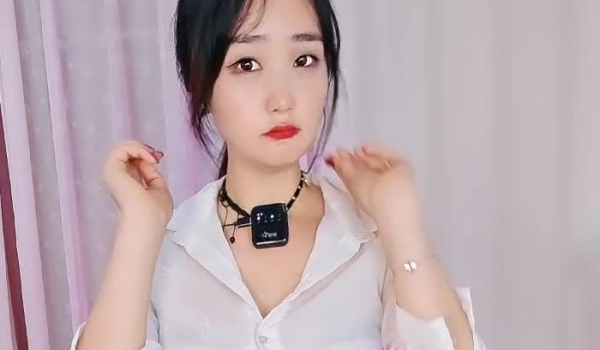 有气质有才艺还很骚的成熟少妇，全程露脸大秀直播，精彩艳舞摇太阳抖动骚奶子，情趣装扮裸弹古筝道具干