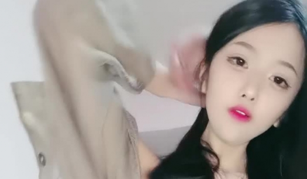 美貌与身材都很哇塞的极品尤物，全程露脸大秀直播互动撩骚听指挥，火辣激情艳舞逼逼展示